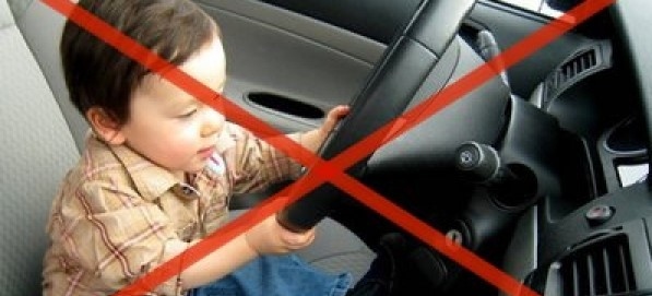 Lý do không nên cho trẻ ngồi hàng ghế trước trên xe ô tô